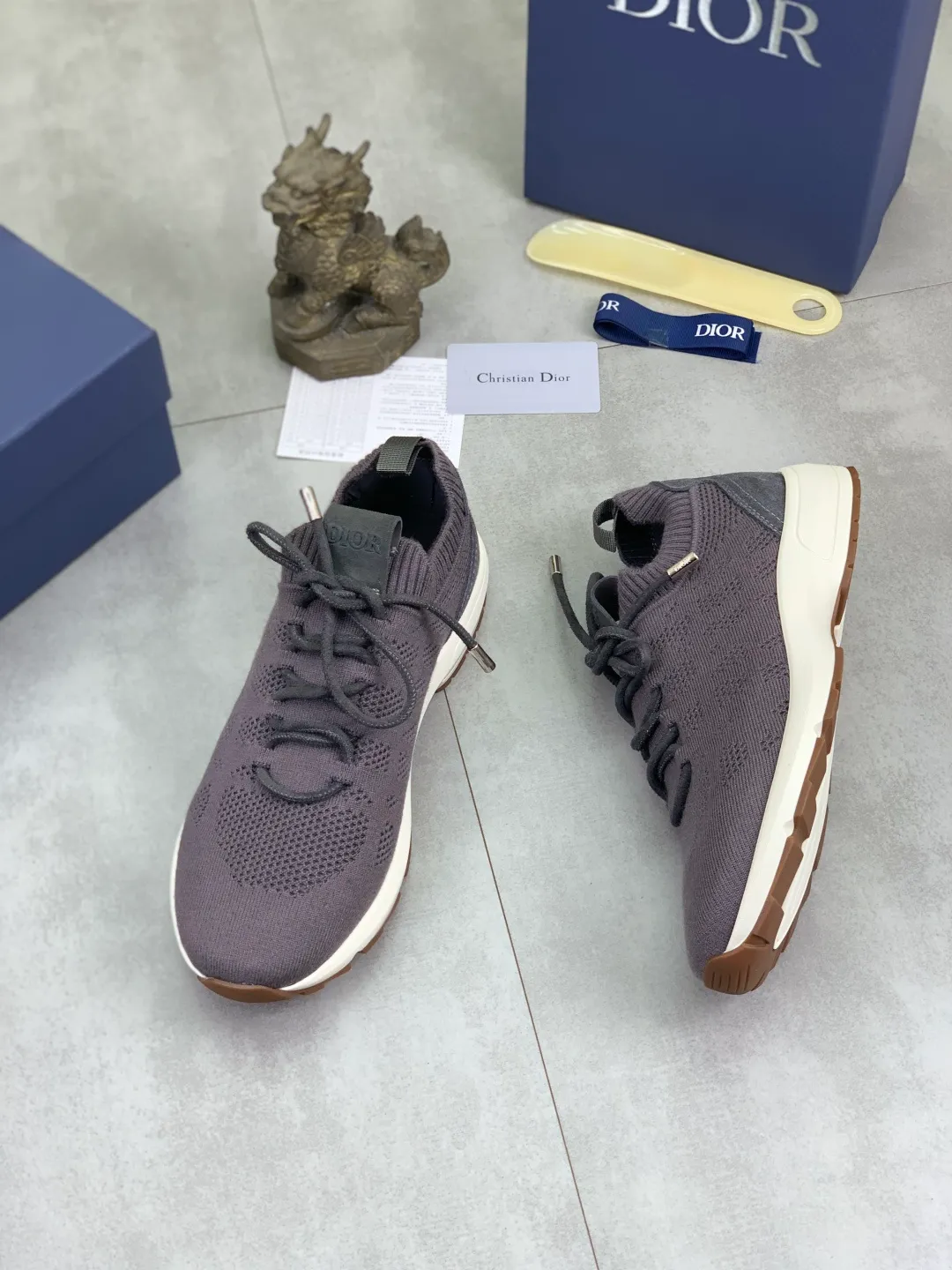Men's men's shoes P400 new Dior Tech sneakers 2026 early spring series new products, with fashionable details, highlighting retro aesthetics. The fly-knit upper is spliced ​​with the sides of apricot transparent mesh fabric, and the leading edge of the upper window is laminated with high-frequency flat ironing and counter-pressure. The original craftsmanship is beautiful, comfortable and does not fall off. The interior is made of tonal sheep lining, which is soft and comfortable. The heel and tongue are embellished with the Paris logo. The textured TPU soles with the same tonal logo add to the high-end style.  Code number: 38-45 (46 customized)